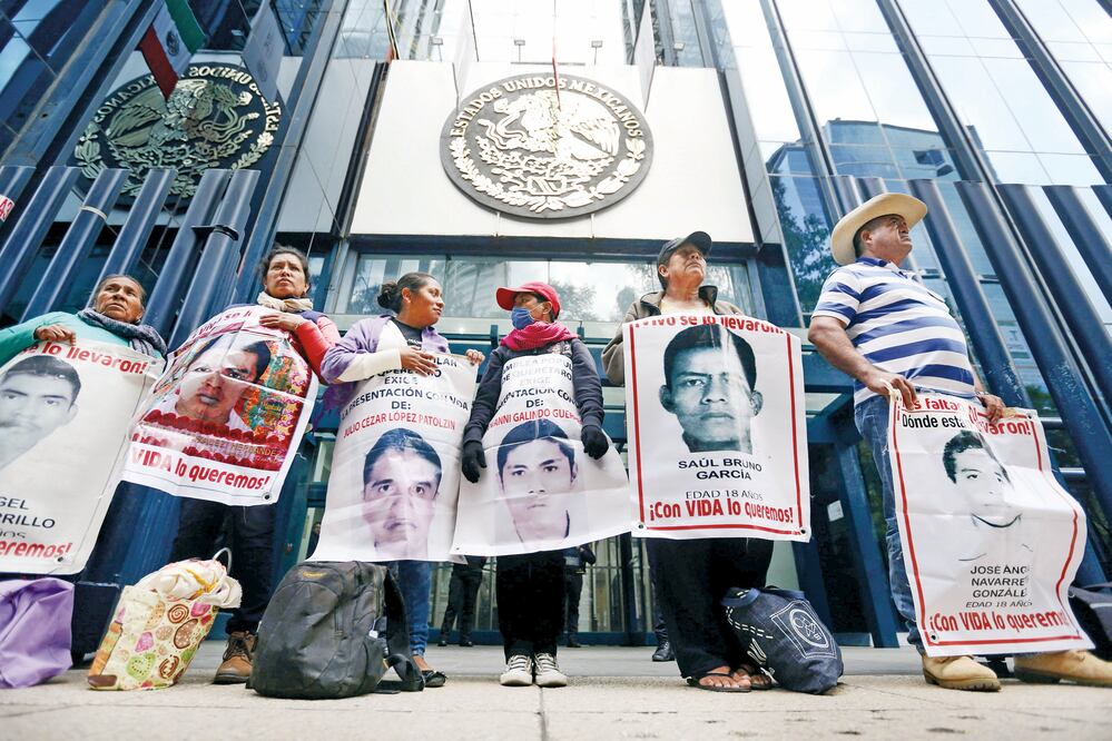 Padres de los 43 estudiantes realizaron ayer un mitin afuera de la PGR para pedir una resolución al caso del ex titular de la AIC, Tomás Zerón. (FOTO: EDGARD GARRIDO. REUTERS)