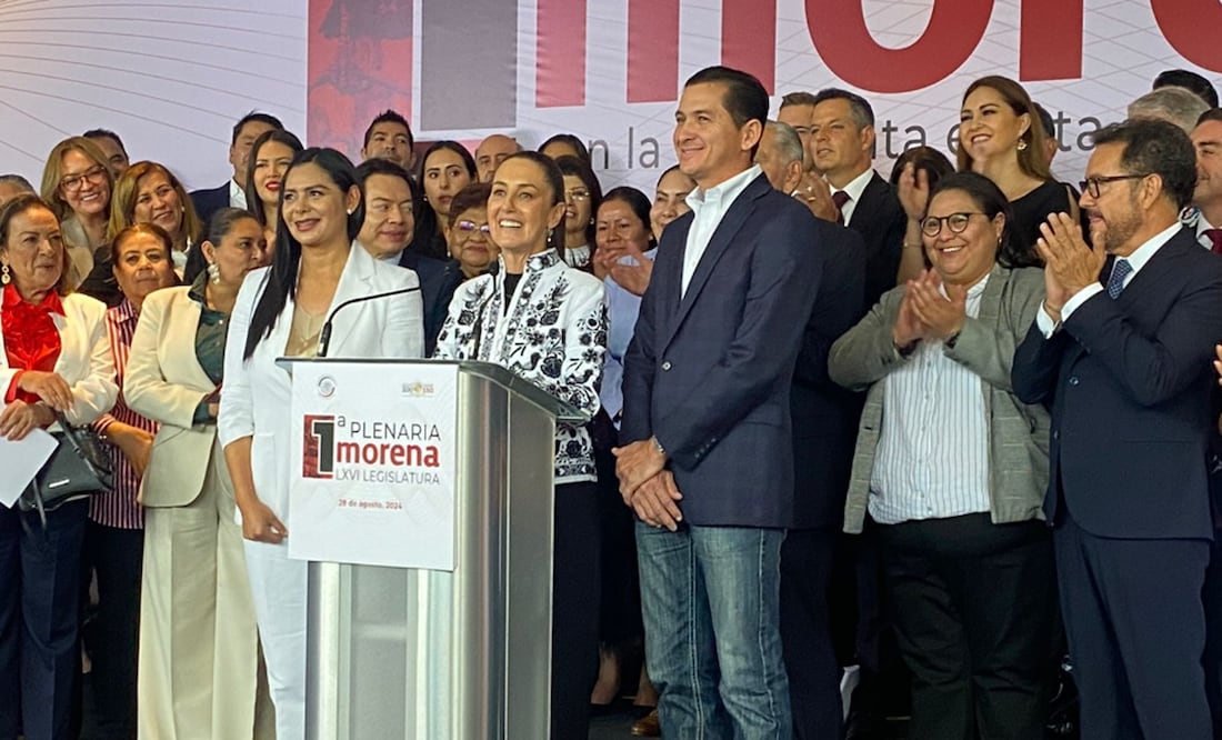 Claudia Sheinbaum dio la bienvenida a los senadores electos del PRD, Araceli Saucedo y José Sabino Herrera, quienes fueron presentados como parte del grupo parlamentario de Morena en el Senado. Foto: especial