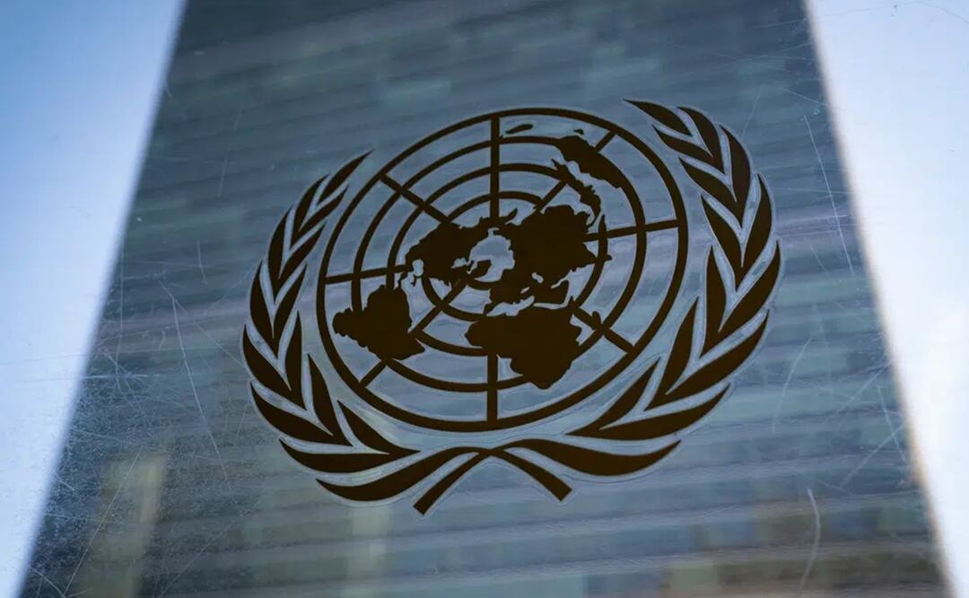 El símbolo de Naciones Unidas se ve ante el edificio del secretariado de la ONU. Foto: AP