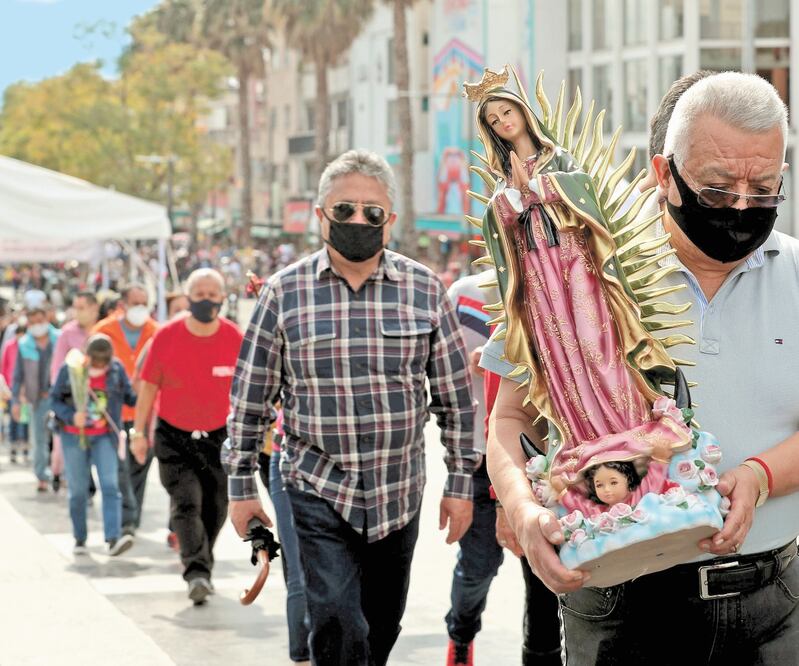 Los creyentes en la Virgen de Guadalupe acudieron ayer a la Basílica, algunos cargando figuras o cuadros, en largas filas. JUAN BOITES. EL UNIVERSAL