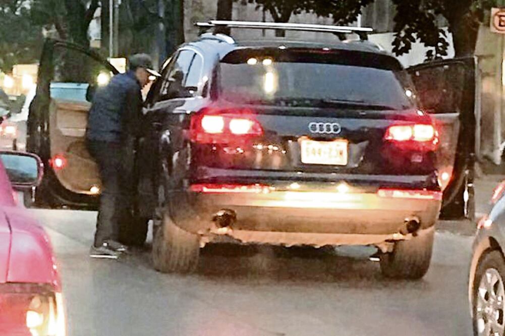 El 11 de octubre un tuitero atestiguó cuando un sujeto aprovechó el tráfico para amagar al conductor de una camioneta y robarle sus pertenencias (TOMADA DE TWITTER)