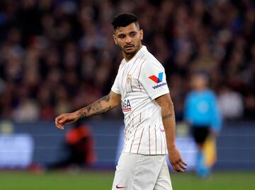 Sevilla 'corta' al Tecatito Corona de su lista para la Champions League