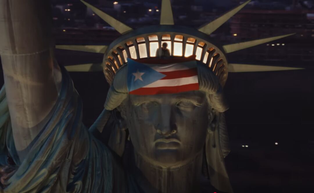 Bad Bunny lanzó su video musical de NUEVAYoL el 4 de julio, como símbolo de apoyo a la comunidad migrante en EU. Foto: YouTube Bad Bunny