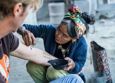 De visita, con una tatuadora nonagenaria