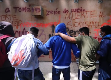 Padres de los 43 normalistas exigen a embajada de Israel acelerar extradición de Tomás Zerón