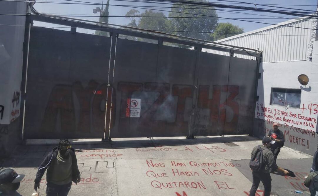 Normalistas protestan en el Centro Nacional de Inteligencia / Foto: Daniela Wachauf. EL UNIVERSAL
