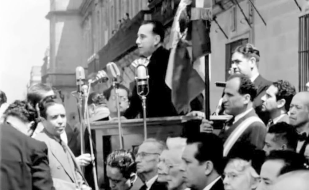 Alejandro Gómez Arias, funcionario de la SEP y experto orador, declama una arenga de su autoría en honor a Bocanegra y Nunó, 1942. Foto: Captura de Pantalla/ESPECIAL.