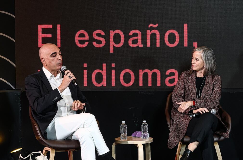 Manuel Francisco Reina y Mónica Lavín en el Festival Escribidores 2024 "México: Vida, Muerte y Ficción".
Foto: EL UNIVERSAL / Gabriel Pano