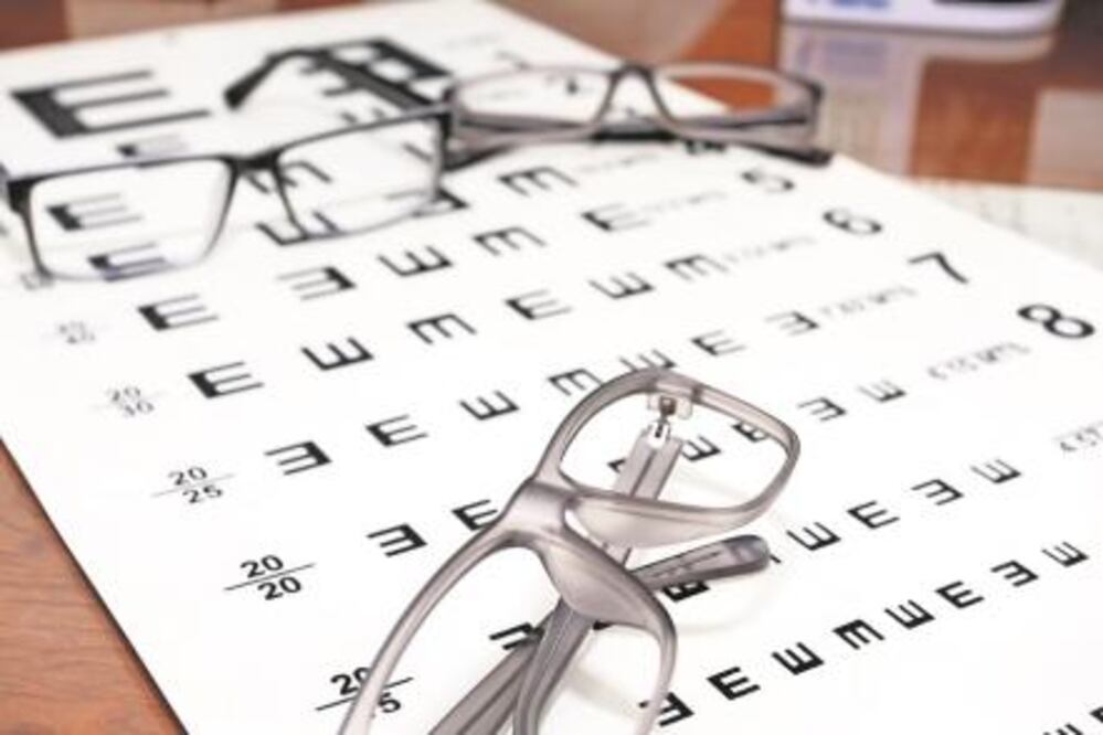 El mexicano que fabrica lentes con PET reciclado