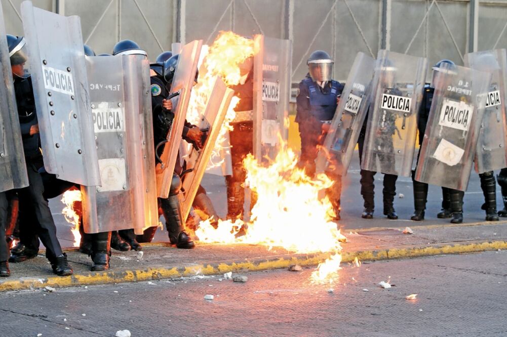 Cuando los policías llegaron a la zona para contener la protesta, fueron atacados por al menos 30 jóvenes encapuchados que comenzaron a lanzar bombas molotov y bengalas (FOTOS: VALENTE ROSAS. EL UNIVERSAL)