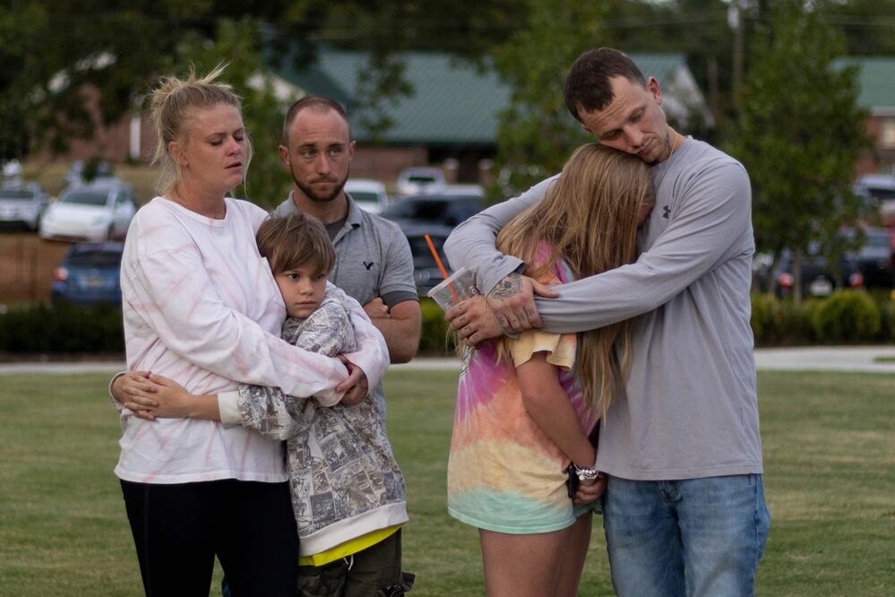 Una familia se abraza durante una vigilia por las víctimas del tiroteo en la escuela secundaria Apalachee en Jug Tavern Park en Winder, Georgia. Foto: AFP