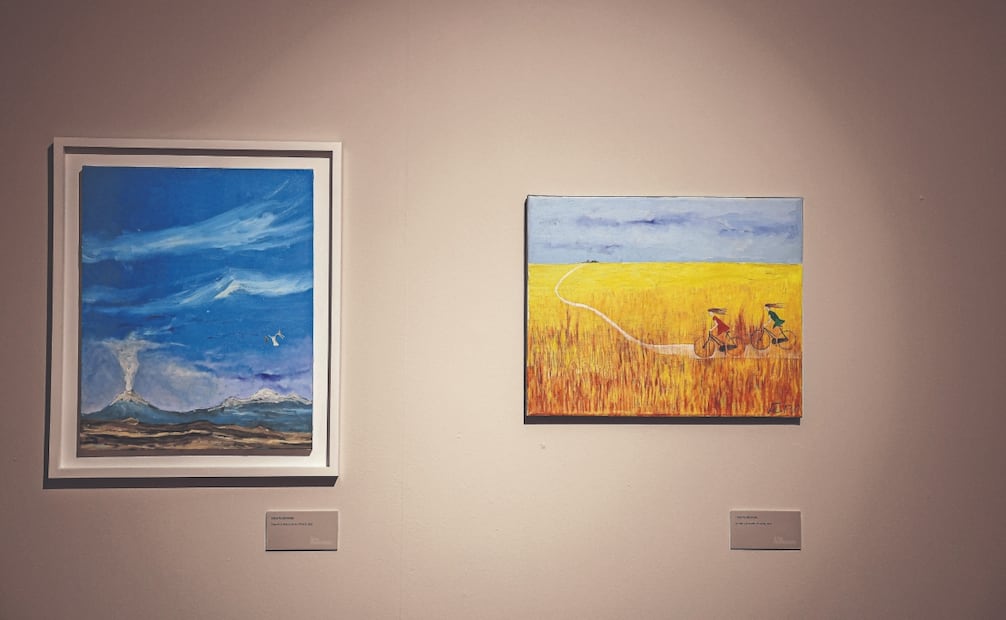 Se muestran también al menos dos pinturas de las que realiza cada fin de semana, ilustrando su llegada a México u homenajes a su esposo. Foto: Gabriel Pano/ EL UNIVERSAL