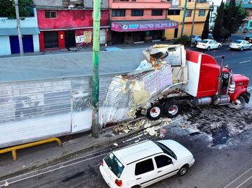 Continúa afectada la circulación en Eje 5 Sur tras choque