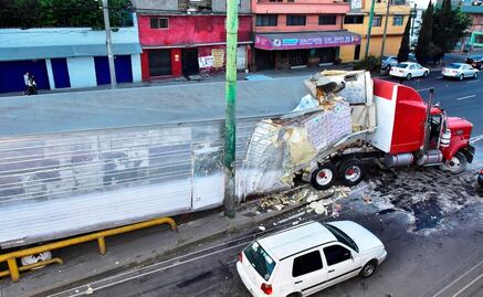 Continúa afectada la circulación en Eje 5 Sur tras choque