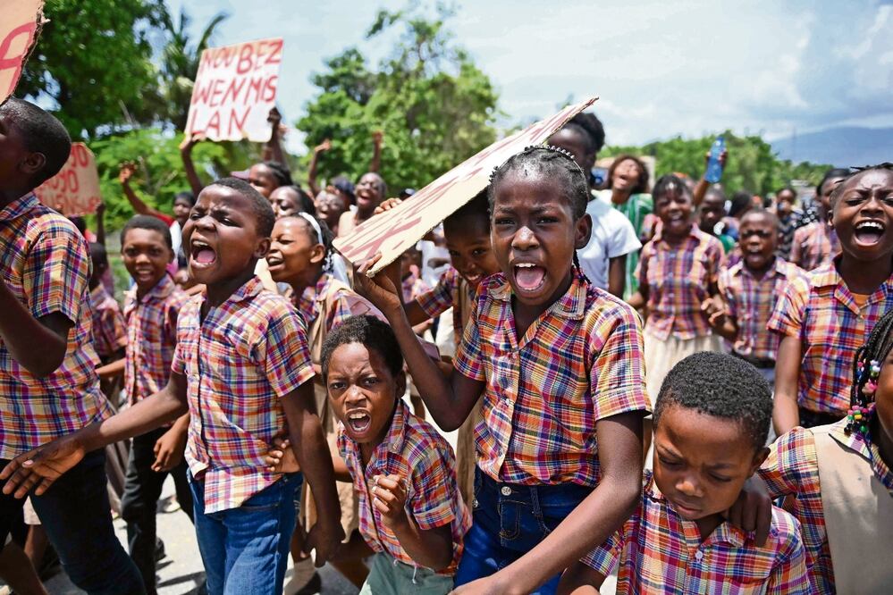 Manifestación para exigir la liberación de la enfermera secuestrada Alix Dorsainvil y su hija en el barrio Cité Soleil de Puerto Príncipe. Foto: AFP