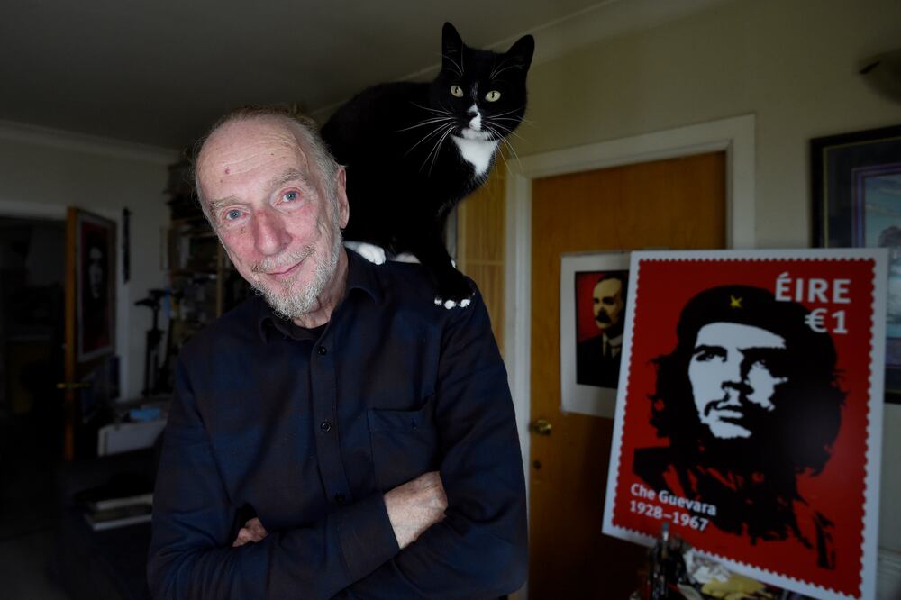 La icónica imagen en rojo y negro del Che con cabello largo popular en camisetas y pósters en todo el mundo fue creada por un artista irlandés, Jim Fitzpatrick (Foto: Reuters)