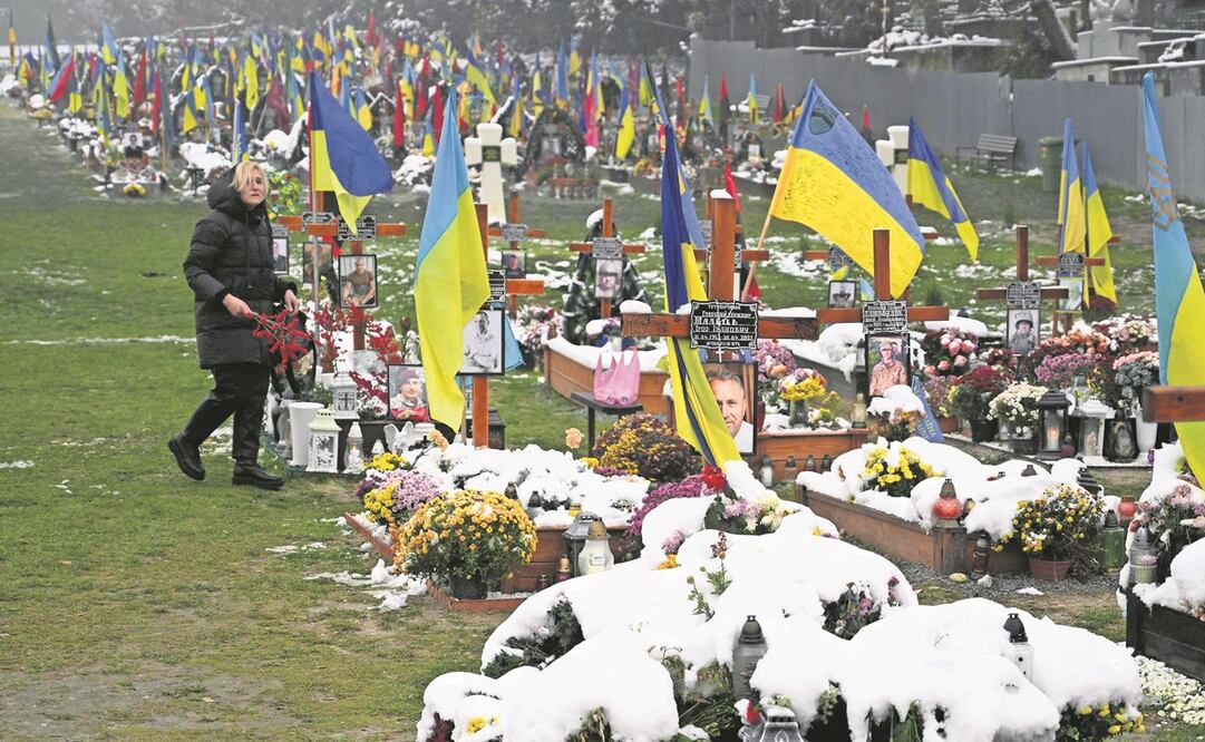 Un residente local visita las tumbas de los soldados en el Día de la Dignidad y la Libertad en el cementerio de Lychakiv, en Lviv (oeste de Ucrania). Foto: Yury Dyachyshyn / AFP