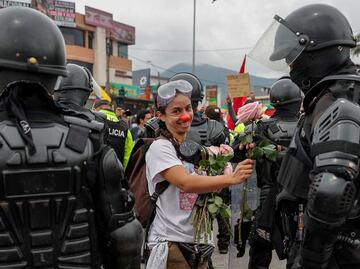 Manifestantes chocan con la policía en medio de un paro indígena en Ecuador