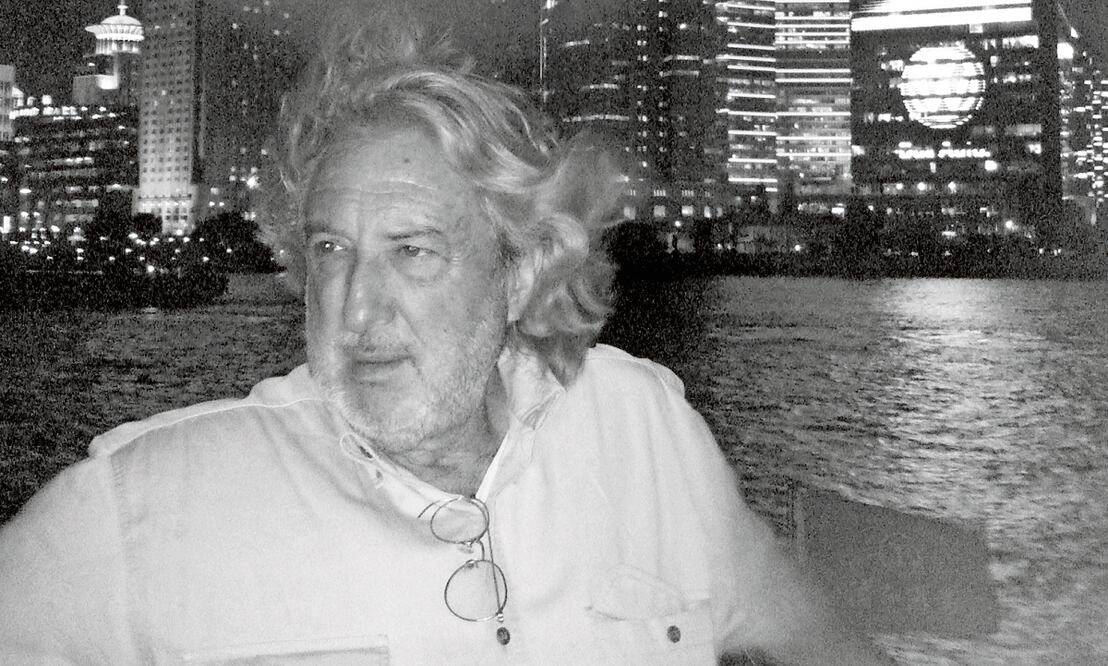 La nueva historia que publica Hernán Lara Zavala es una evocación a la juventud, a la rebeldía, al rock y a la escritura como vocación. Foto: Alfaguara