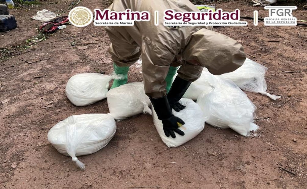 La Marina Armada, la FGR y la SSPC inhabilitaron tres laboratorios clandestinos ligados a “Los Chapitos”, en la comunidad de Corralejo, Sinaloa, en los que había 16 mil 350 kilogramos de aparente metanfetamina, 4 mil 350 litros de precursores y 5 mil 700 kilogramos de sustancias sólidas. Foto: Semar