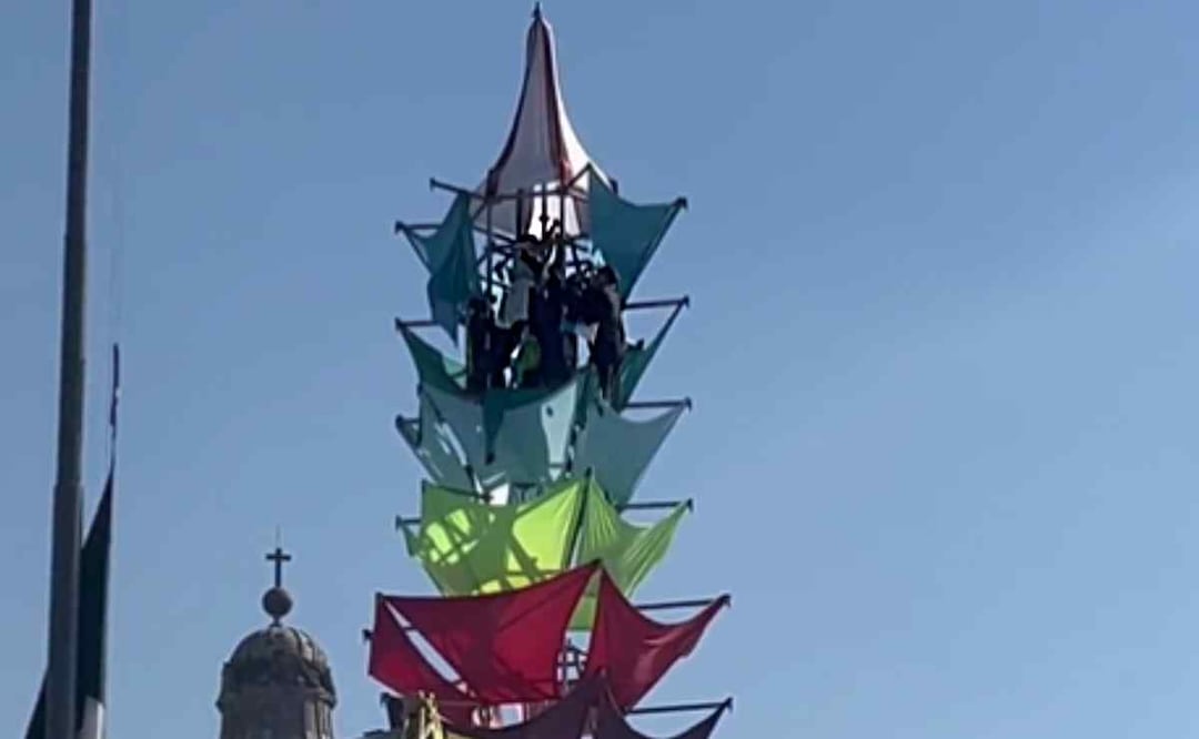 El hombre amenazó con aventarse desde una estructura del Zócalo Foto: Especial