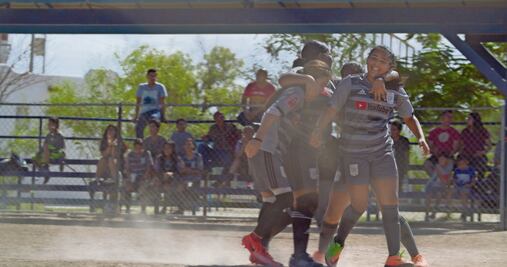 En "Ángeles FC", mujeres cambian la violencia por el deporte y la amistad