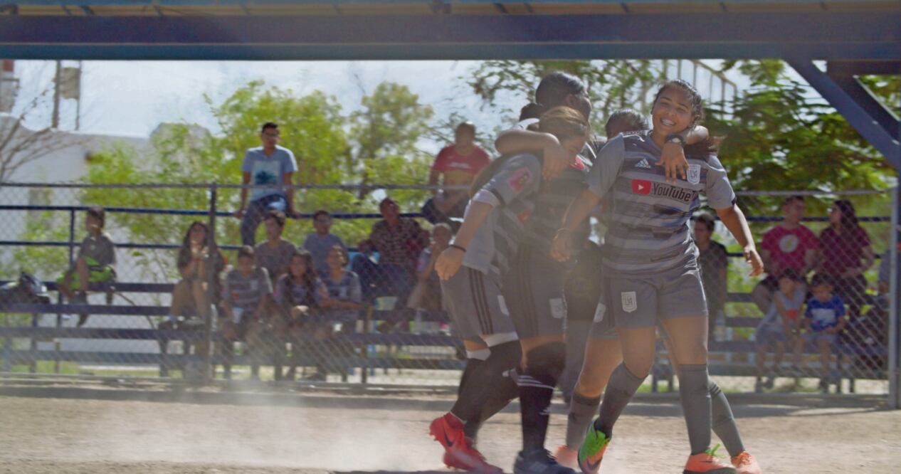 El grupo de mujeres, que ya ha obtenido varios trofeos de futbol, transformó la cancha, que antes era un punto de venta de droga. Foto: Amalgama del Desierto