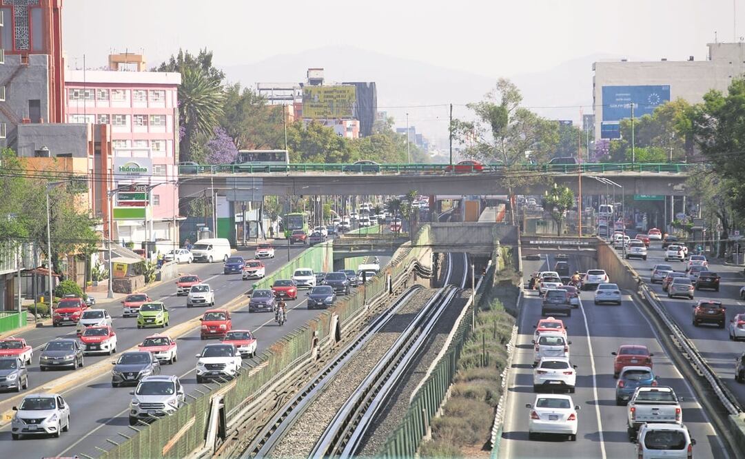En avenidas principales de la Ciudad de México se observó el tránsito normal, pese a que hubo restricciones para no circular. Foto: GERMÁN ESPINOSA/ EL UNIVERSAL 