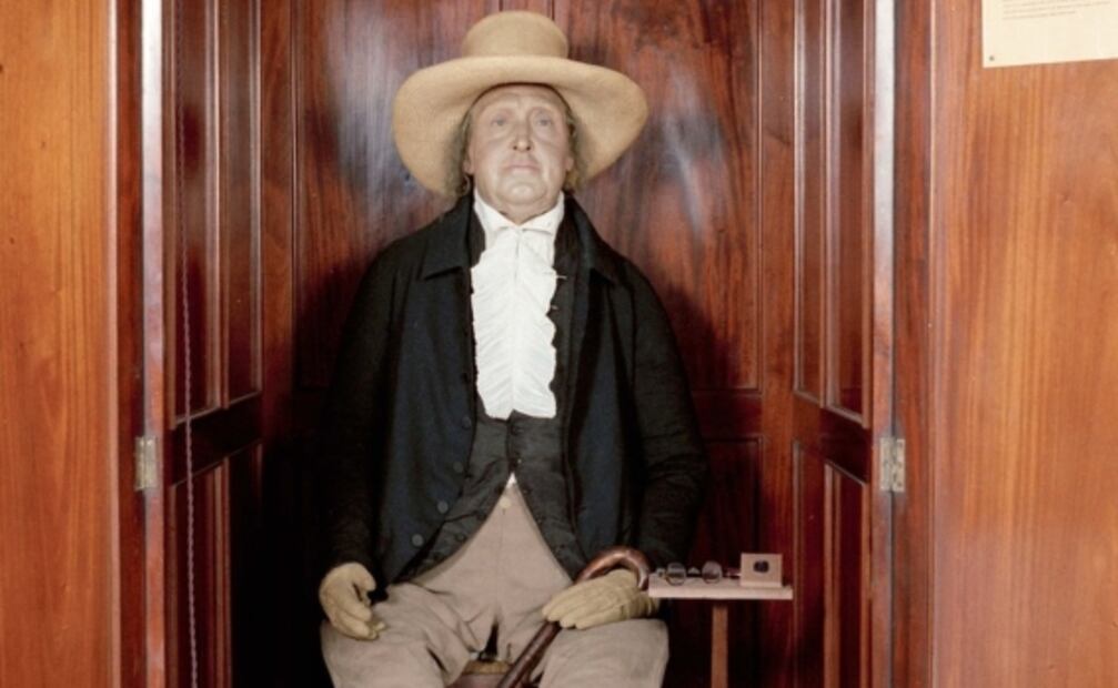 Conoce al filósofo momificado que recibe a los estudiantes de la Universidad de Londres