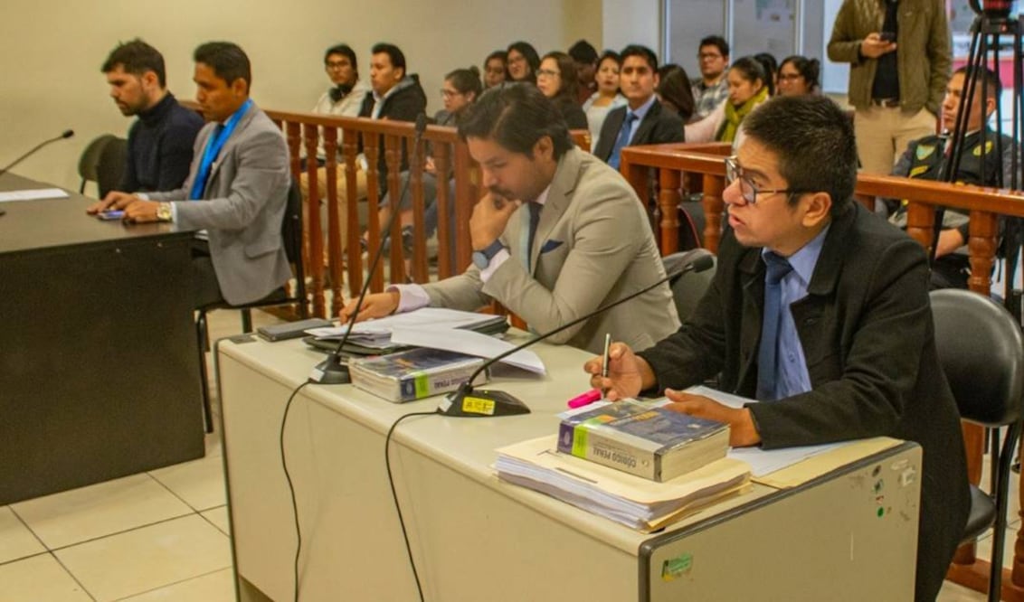 El aparato judicial de Perú distribuyó esta fotografía del actor mexicano Alan Kaleb Pardo Maldonado (ubicado en la esquina superior izquierda) durante el juicio. Foto: Especial