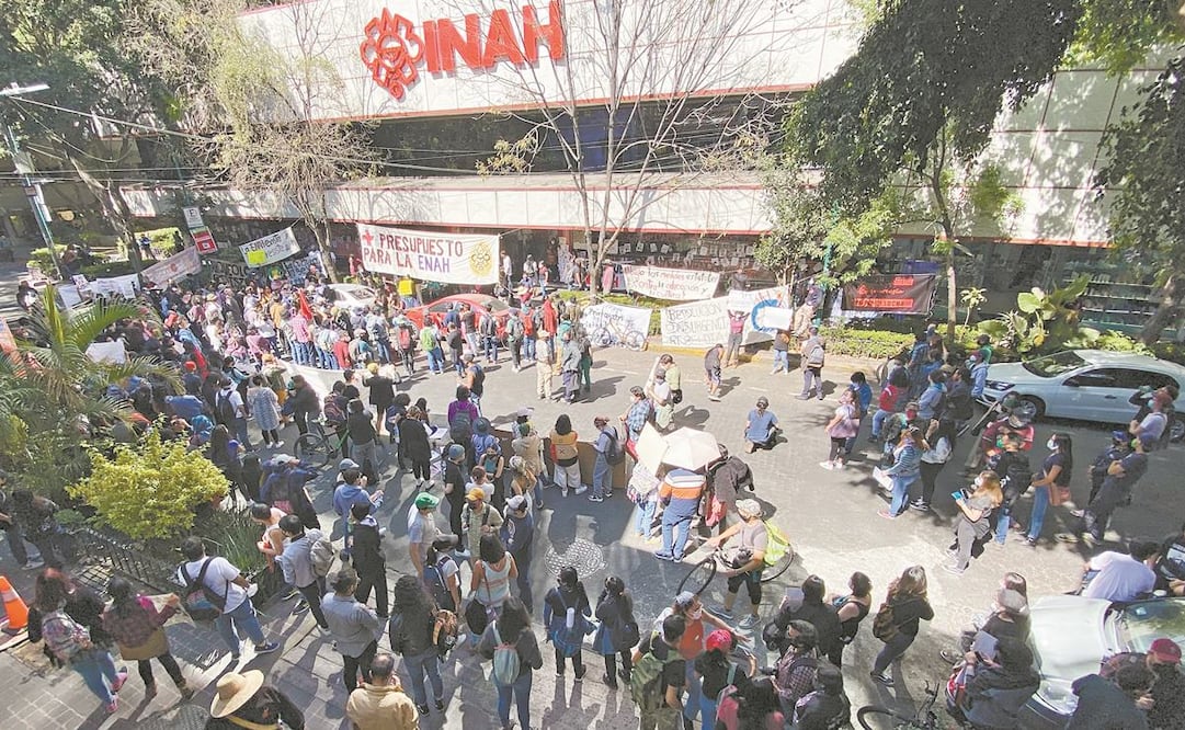 a manifestación de los estudiantes duró más de cuatro horas afuera del Instituto Nacional de Antropología e Historia, donde gritaron y pintaron consignas. Foto: Berenice Fregoso/ EL UNIVERSAL.