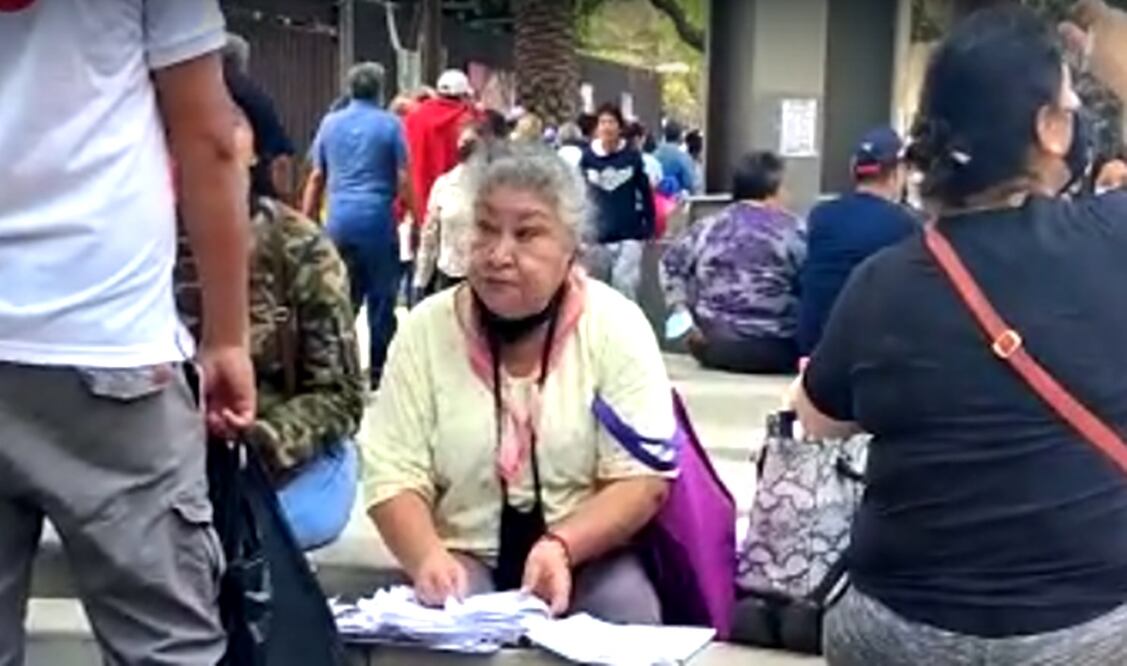 Decenas de personas se reunieron afuera del centro de votación para el Congreso Nacional de Morena, en Iztacalco. Foto: especial