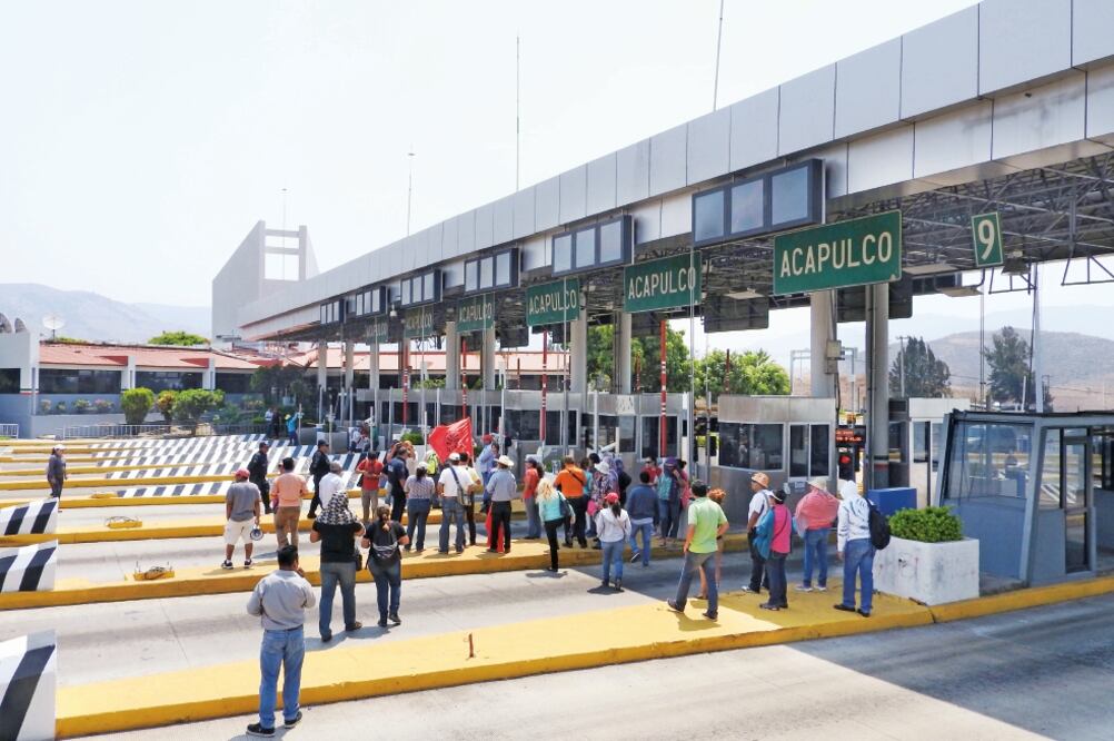 Plantón. Integrantes de la CETEG tomaron la caseta de Palo Blanco, Guerrero, donde pidieron una cooperación voluntaria a los automovilistas. (JOSÉ I. HERNÁNDEZ. CUARTOSCURO)