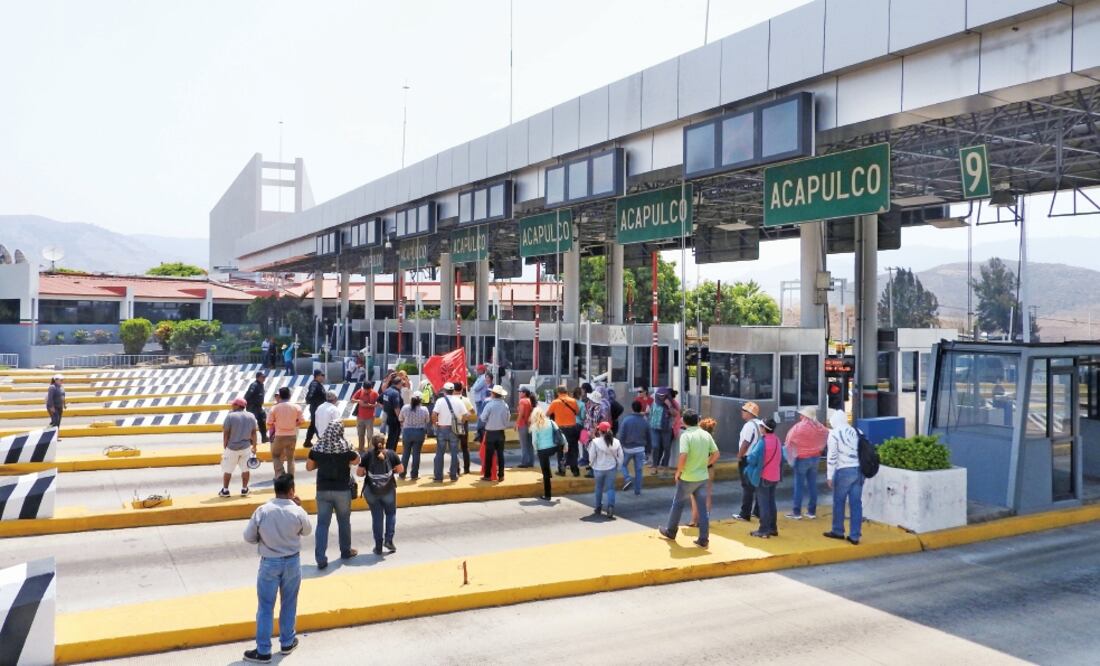 Plantón. Integrantes de la CETEG tomaron la caseta de Palo Blanco, Guerrero, donde pidieron una cooperación voluntaria a los automovilistas. (JOSÉ I. HERNÁNDEZ. CUARTOSCURO)