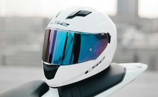 Qué elementos revisar al comprar un casco de motociclista