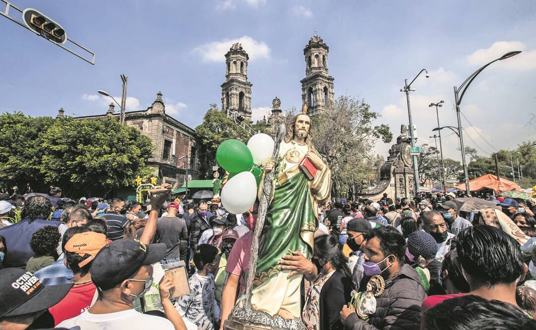 Como es tradición, cada 28 de octubre, Día de San Judas Tadeo, miles de fieles se congregaron en la iglesia de San Hipólito. La romería ocupó gran parte de avenida Hidalgo, Reforma y llegó hasta Juárez. Foto: Germán Espinosa/ EL UNIVERSAL.