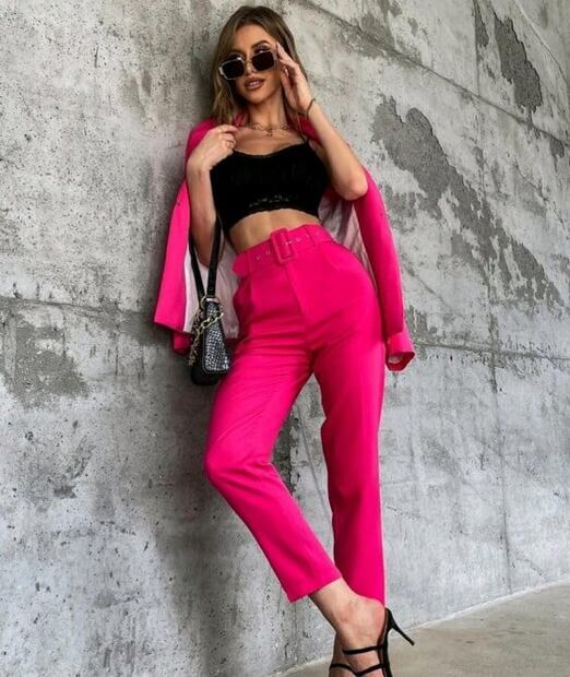 Inspírate en estos looks para San Valentín en tonos rojo y rosa