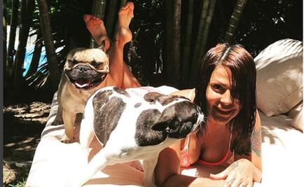 Alejandra Guzmán posa topless en la playa