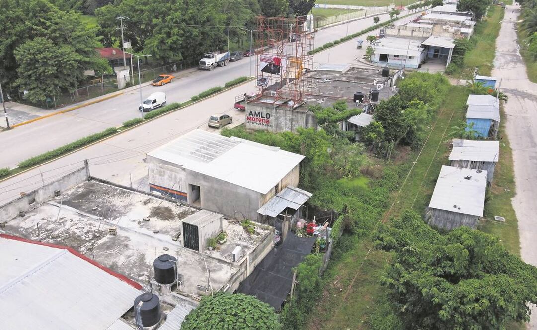 Todos los edificios, como estos en Candelaria (Campeche), a 20 metros a cada lado de las vías tendrán que ser demolidos ya que por seguridad el Tren Maya debe ir vallado. Foto: Diego Prado/ EL UNIVERSAL.