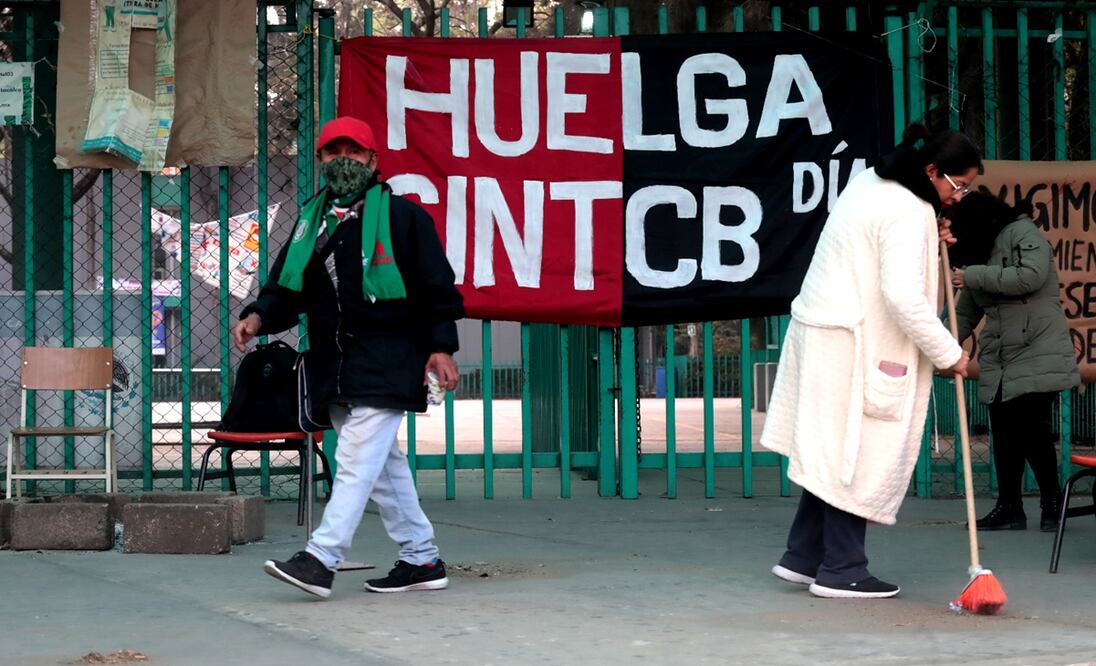 El presidente Andrés Manuel López Obrador aseguró que se dará respuesta a las demandas del Colegio de Bachilleres que ayer estalló en huelga en 20 planteles de la Ciudad de México. Foto Francisco Rodríguez