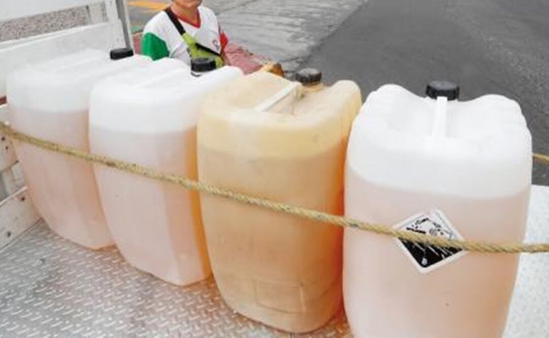 Pese a la medida, cientos de personas llegan a las gasolineras con garrafones y se forman en demanda de combustible. Foto: Luis Cortes / Archivo EL UNIVERSAL