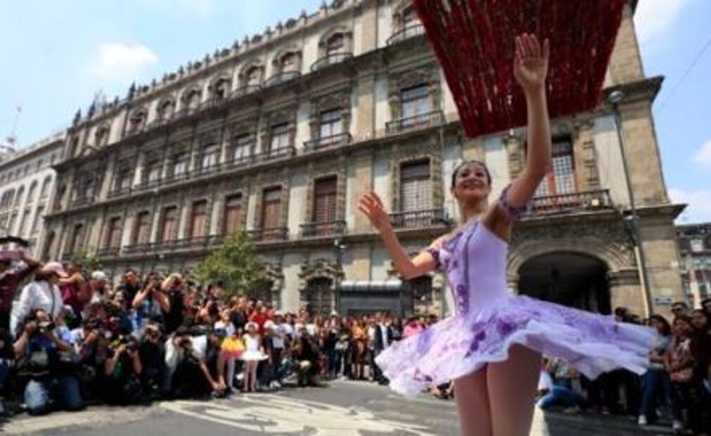 La danza clásica tomó los cruces peatonales