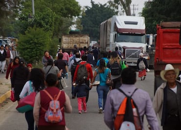 Transportistas bloquean accesos a la ciudad de Oaxaca