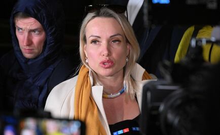 Multan a experiodista por criticar invasión de Rusia en Ucrania en noticiero ruso