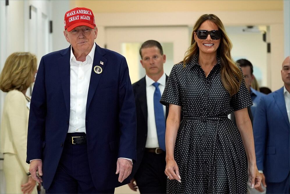 El candidato presidencial republicano, el exmandatario Donald Trump, y la exprimera dama Melania Trump caminan después de votar el día de las elecciones en el Centro Recreativo Morton and Barbara Mandel, el martes 5 de noviembre de 2024, en Palm Beach, Florida. Foto: AP