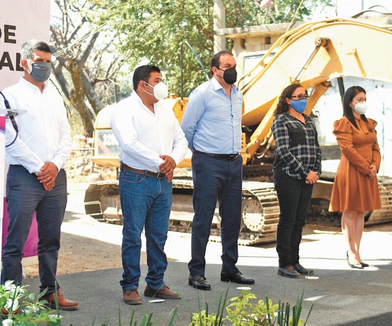 Cuauhtémoc Blanco Bravo (centro) acudió a la zona oriente de Morelos para poner en marcha trabajos de pavimentación. Foto: Especial