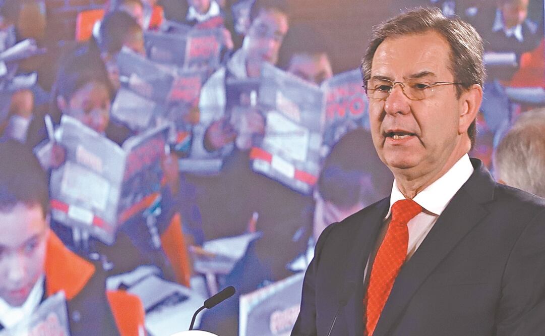 El titular de la SEP, Esteban Moctezuma, adelantó que inició una biblioteca digital sobre Historia, en colaboración con el Fondo de Cultura Económica. Foto: BERENICE FREGOSO. EL UNIVERSAL