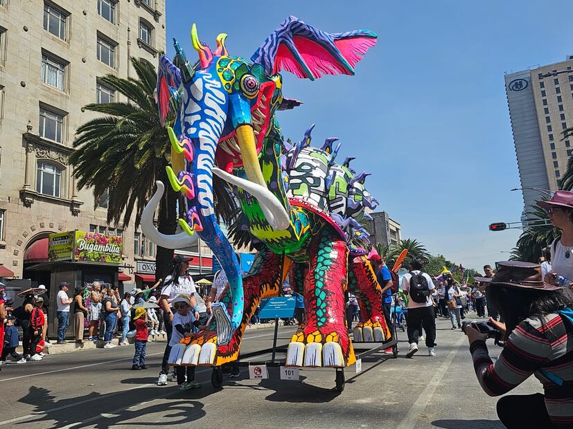 Elestrombus, una extraña y llamativa combinación entre un caracol con patas y cabeza de elefante, causa furor y entusiasmo entre los asistentes al pasar sobre avenida Juárez. Foto:  Jorge Medellín / EL UNIVERSAL