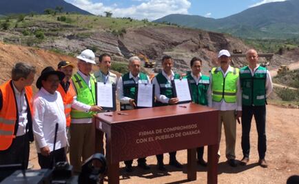 AMLO firma acuerdo para concluir carretera Oaxaca-Costa en 2022