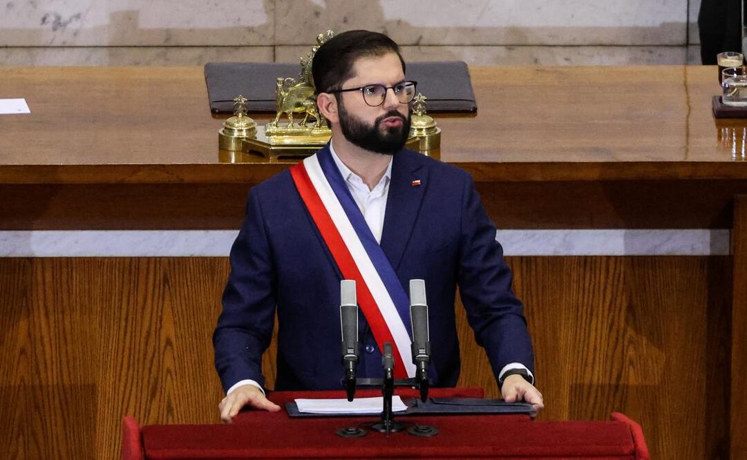 El presidente de Chile, Gabriel Boric, habla en el salón de honor del Congreso Nacional ofreciendo el balance de su mandato este domingo, en Valparaíso (Chile). Boric, se reunió con todo su gabinete en el Palacio oficial Cerro Castillo, en la ciudad de Viña del Mar, previo a lo que será su última cuenta pública ante la nación desde el congreso en la vecina Valparaiso. Foto: EFE